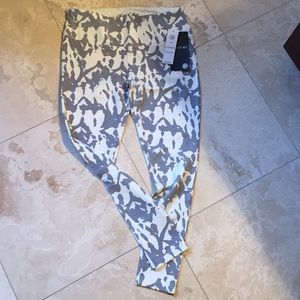NWT objet d’art grey and white leggings Size Med.